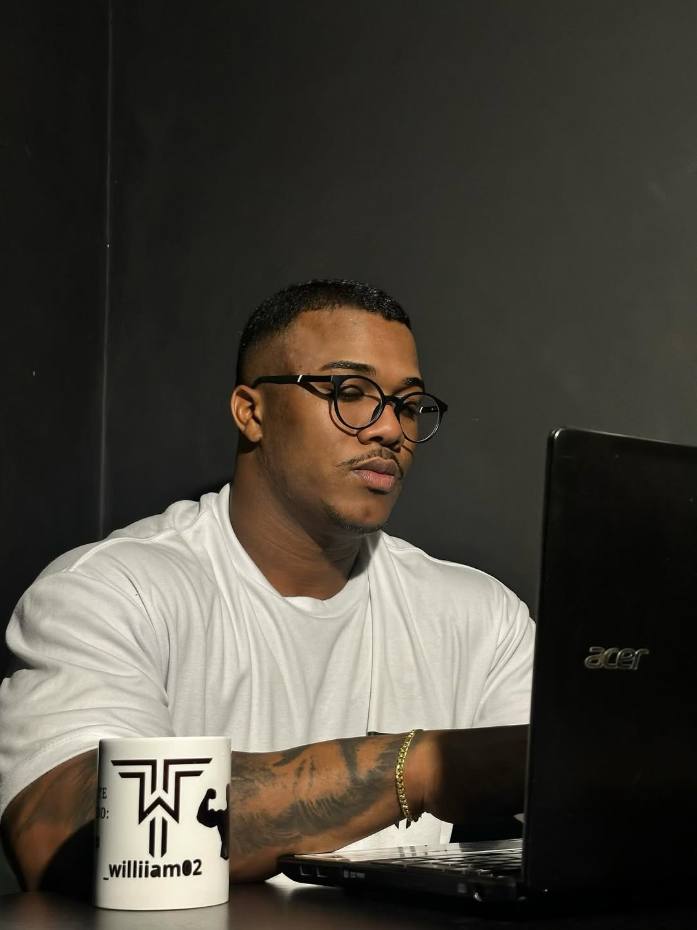 Thiago William planejando treinos e estratégias de consultoria online