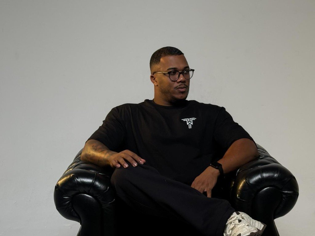 Thiago William, personal trainer e especialista em biomecânica, em ensaio de estúdio